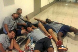 Su Twitter circola questa foto dei calciatori del Real Garcilaso che dormono sul pavimento dell'aeroporto di Sao Paulo (dove sono rimasti in attesa 11 ore).