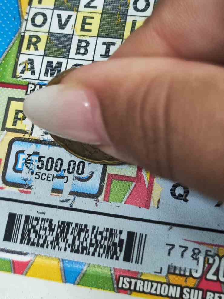 Gratta e vinci, nella sfortuna la fortuna: non ci crede neanche lei