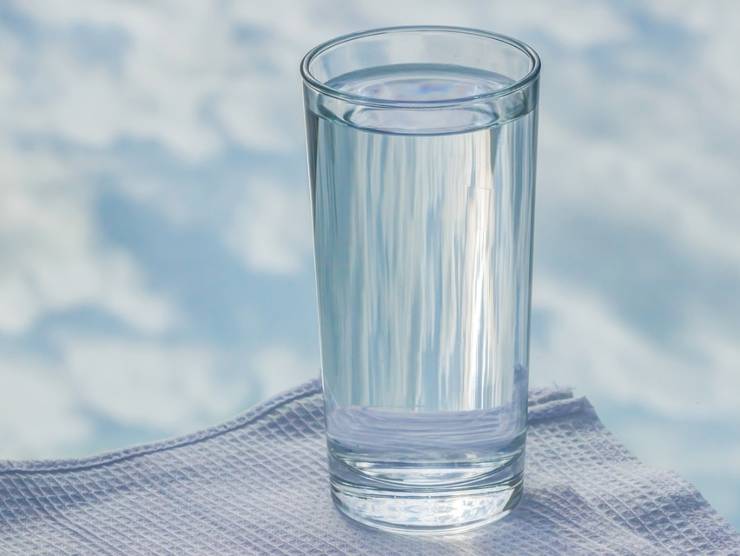 Pellet, bicchiere d'acqua (fonte_ Pixabay) 19.10.2022-ilveggente.it