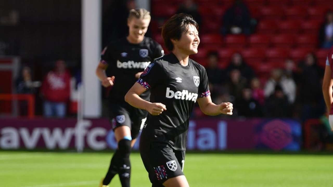 Rissa in campo tra calciatrici del West Ham e dell'Aston Villa