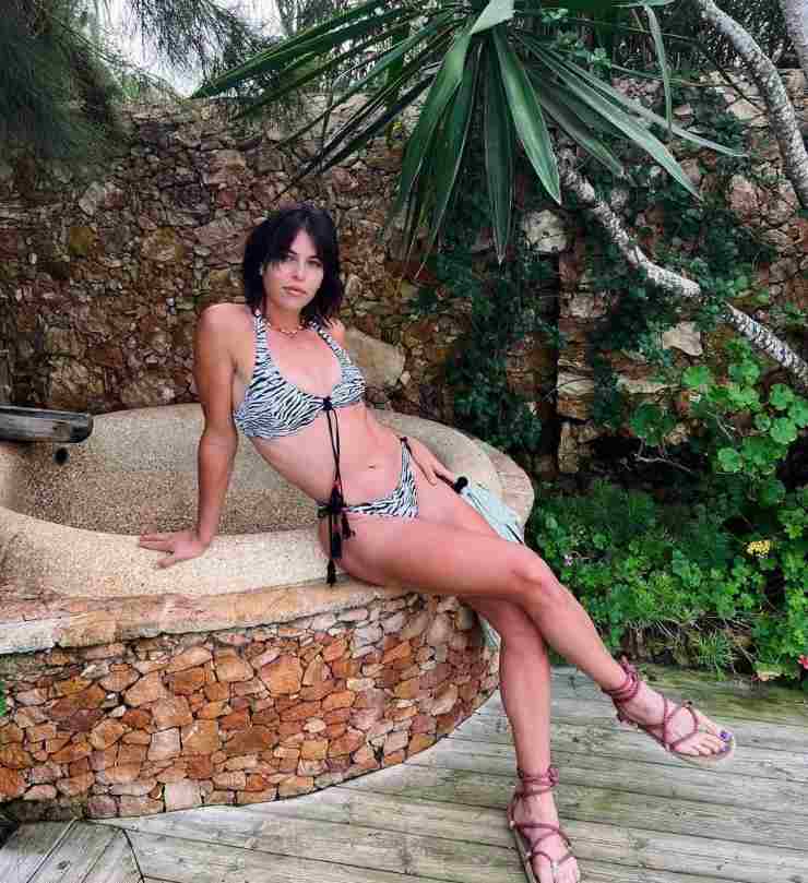 Ajla Tomljanovic, l'audacia premia: il bikini selvaggio la fa volare sui social