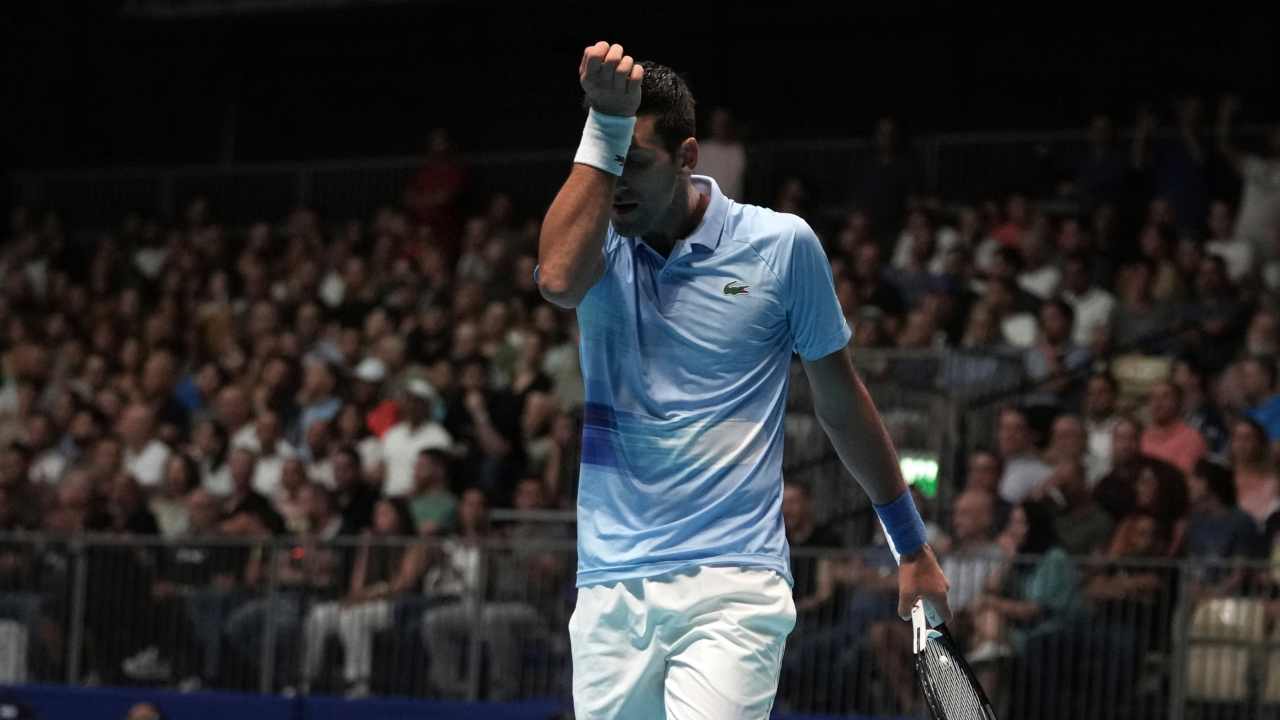Djokovic, una sconfitta che lascia il segno: il tennista finisce a terra | VIDEO