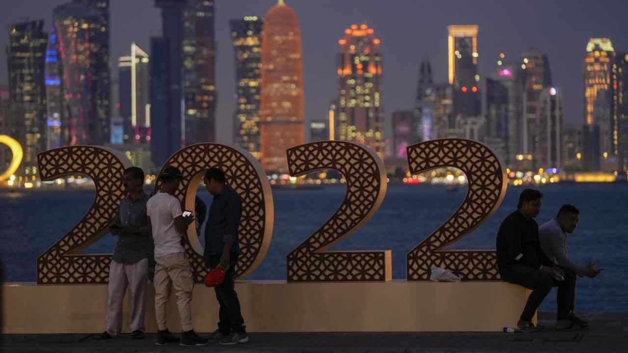 Mondiali 2022, tifosi e sponsor furiosi: divieto assoluto in Qatar