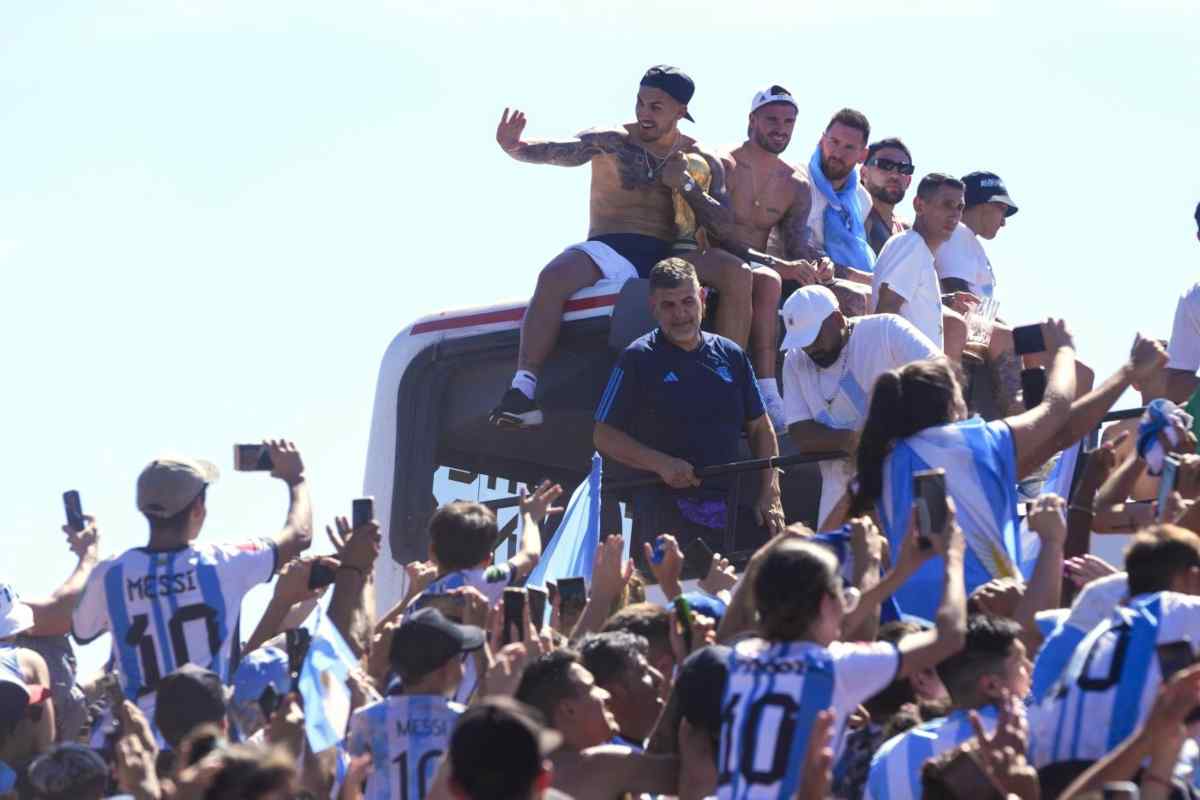 Argentina in festa, un calciatore lancia soldi dal bus scoperto: le reazioni