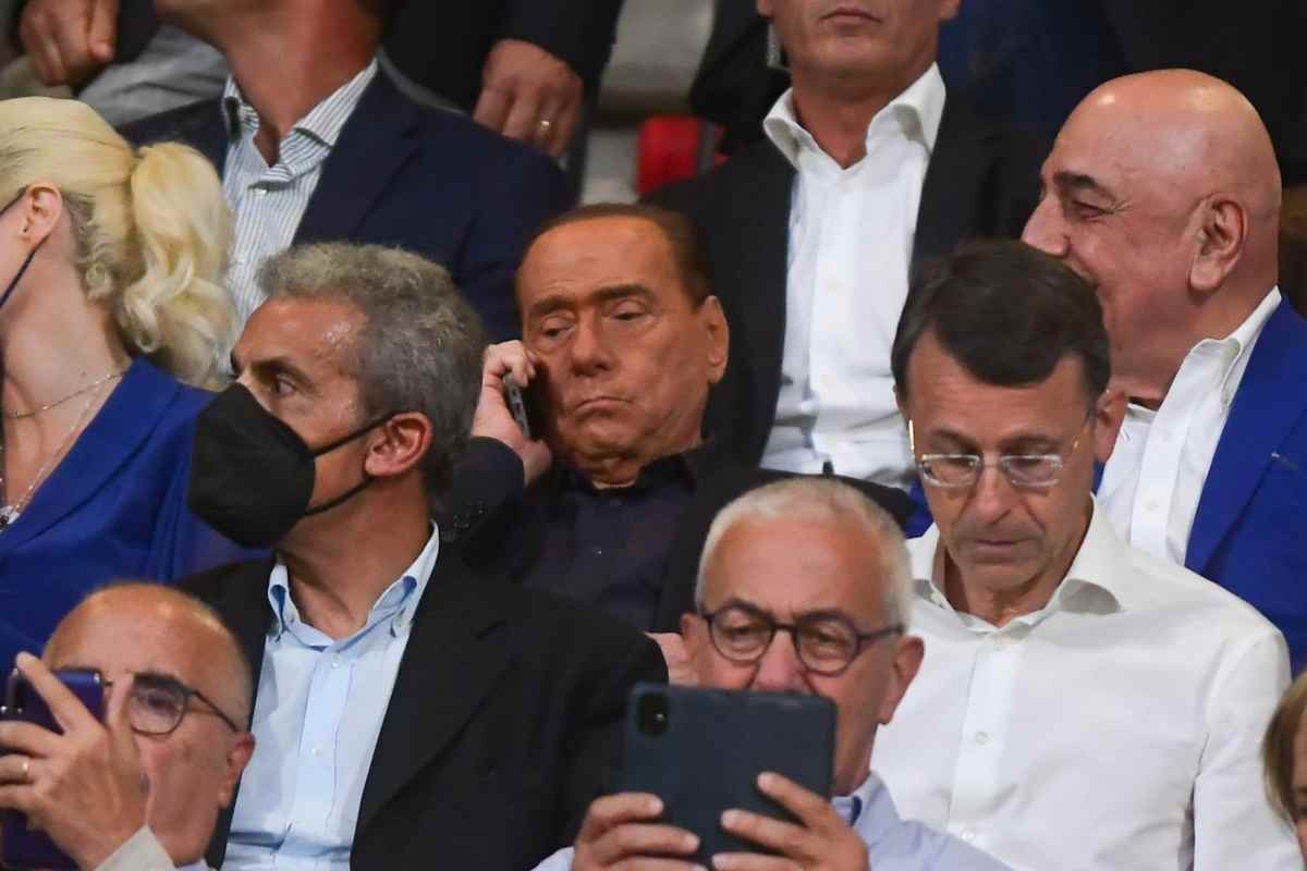 Berlusconi "fuoripista" col pullman: gag infelice alla cena del Monza