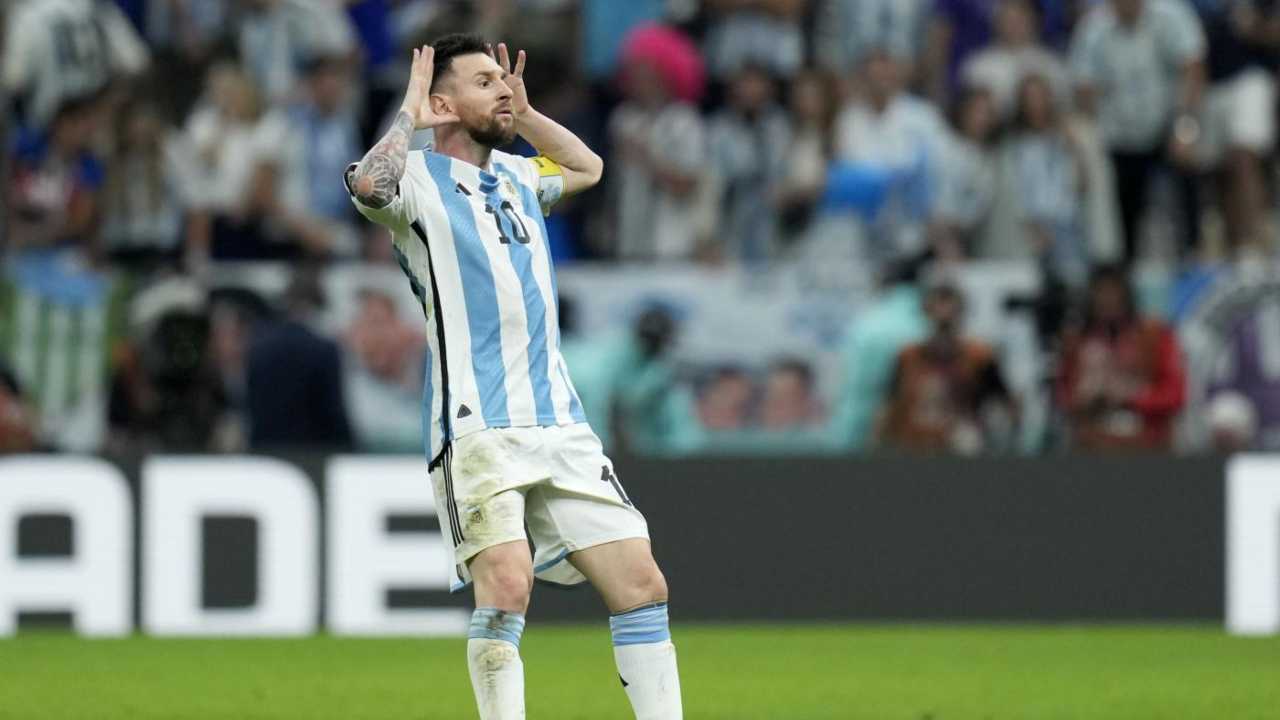 Messi scatenato: allontana un avversario in diretta tv e umilia Van Gaal