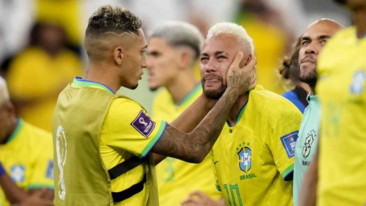 Whatsapp, Neymar pubblica tutti i messaggi: spogliatoio Brasile senza più segreti