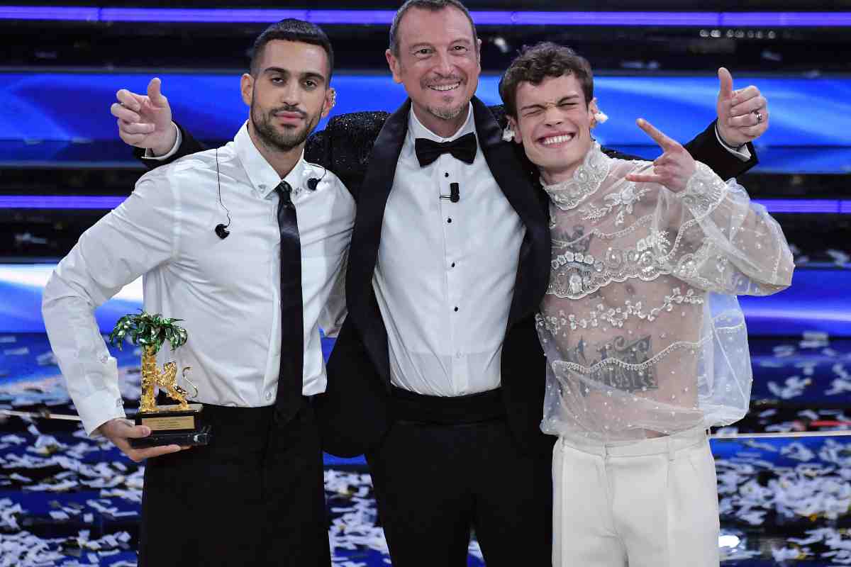 Sanremo 2023, la cravatta di Amadeus vale quanto un gol di Darmian in Inter-Milan