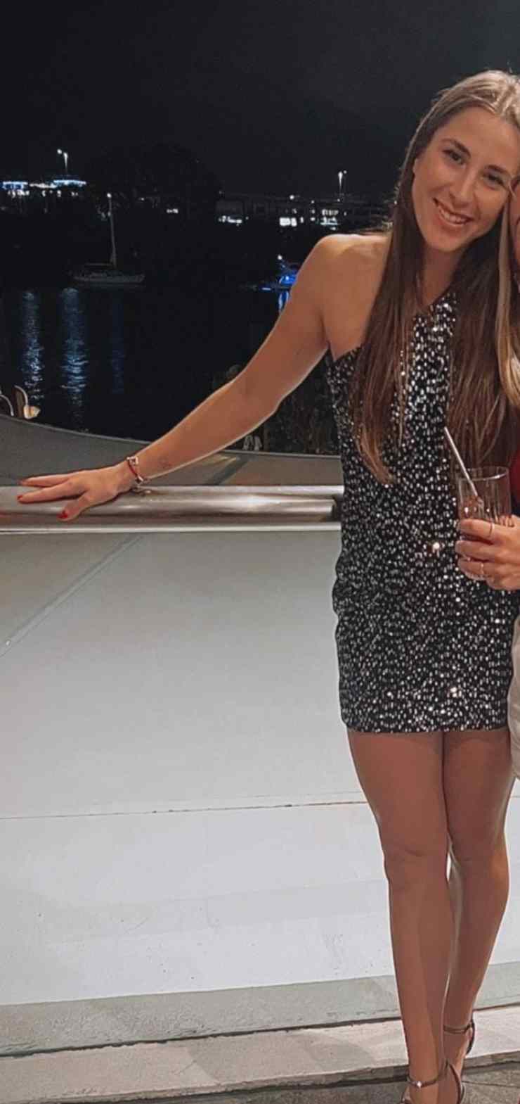 Tennis, atlete in spolvero per il Capodanno: paillettes e abiti succinti