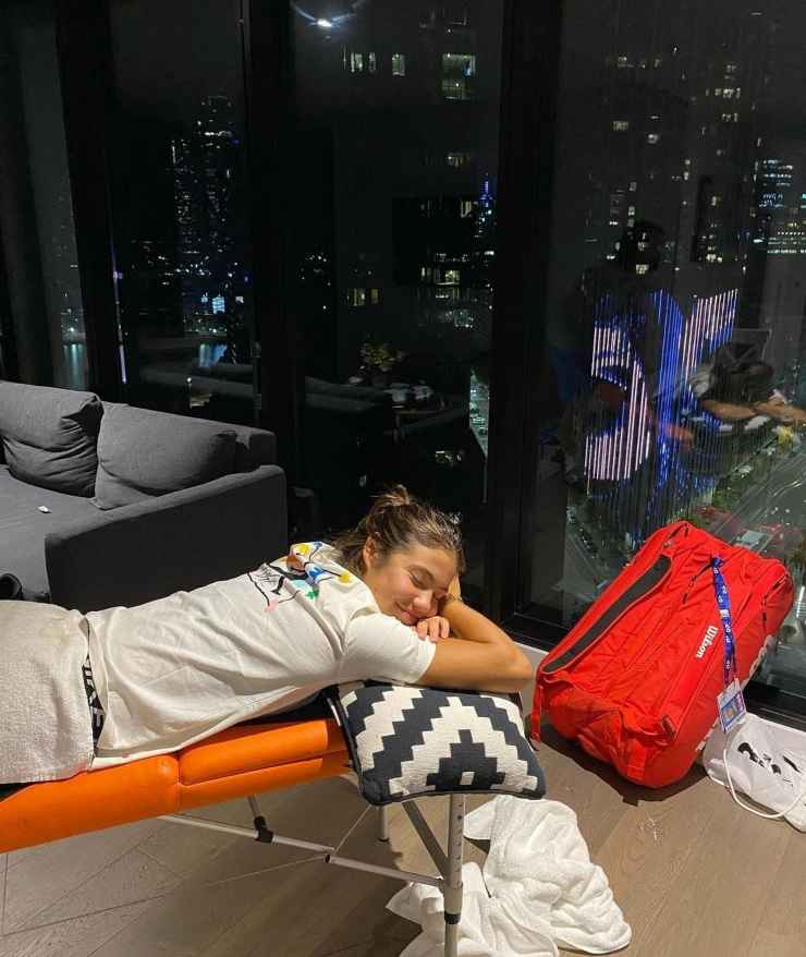 Emma Raducanu, foto con vista e ostacolo aggirato: la conferma viaggia sui social