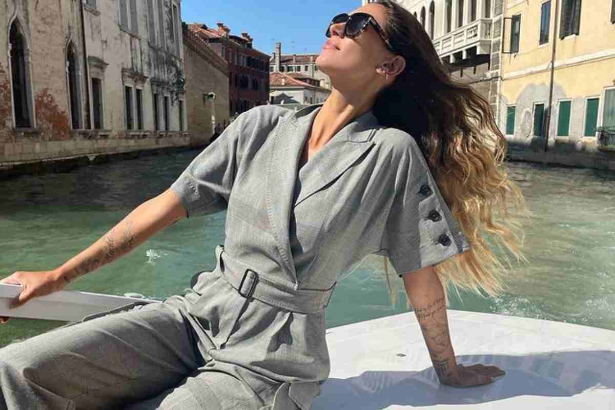 Tennis, shorts e trasparenze: il look rock'n'roll spacca