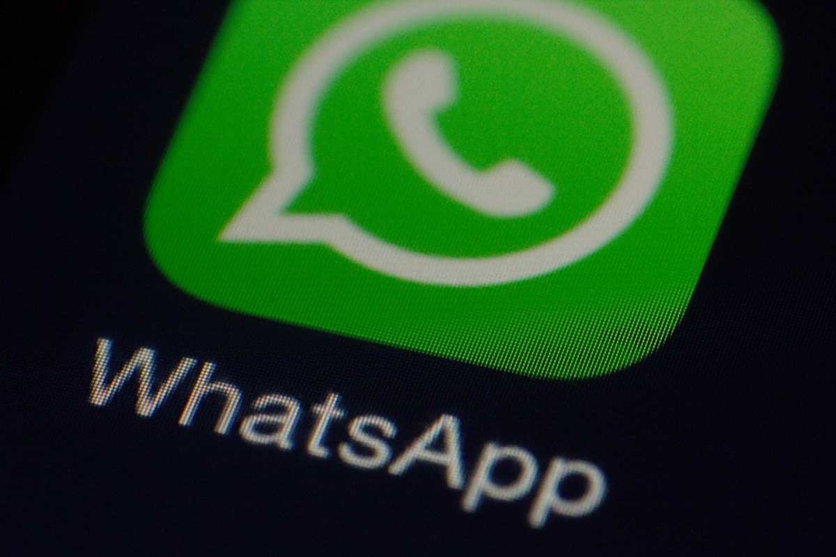 WhatsApp, occhi ai falsi: se lo fai rischi grosso