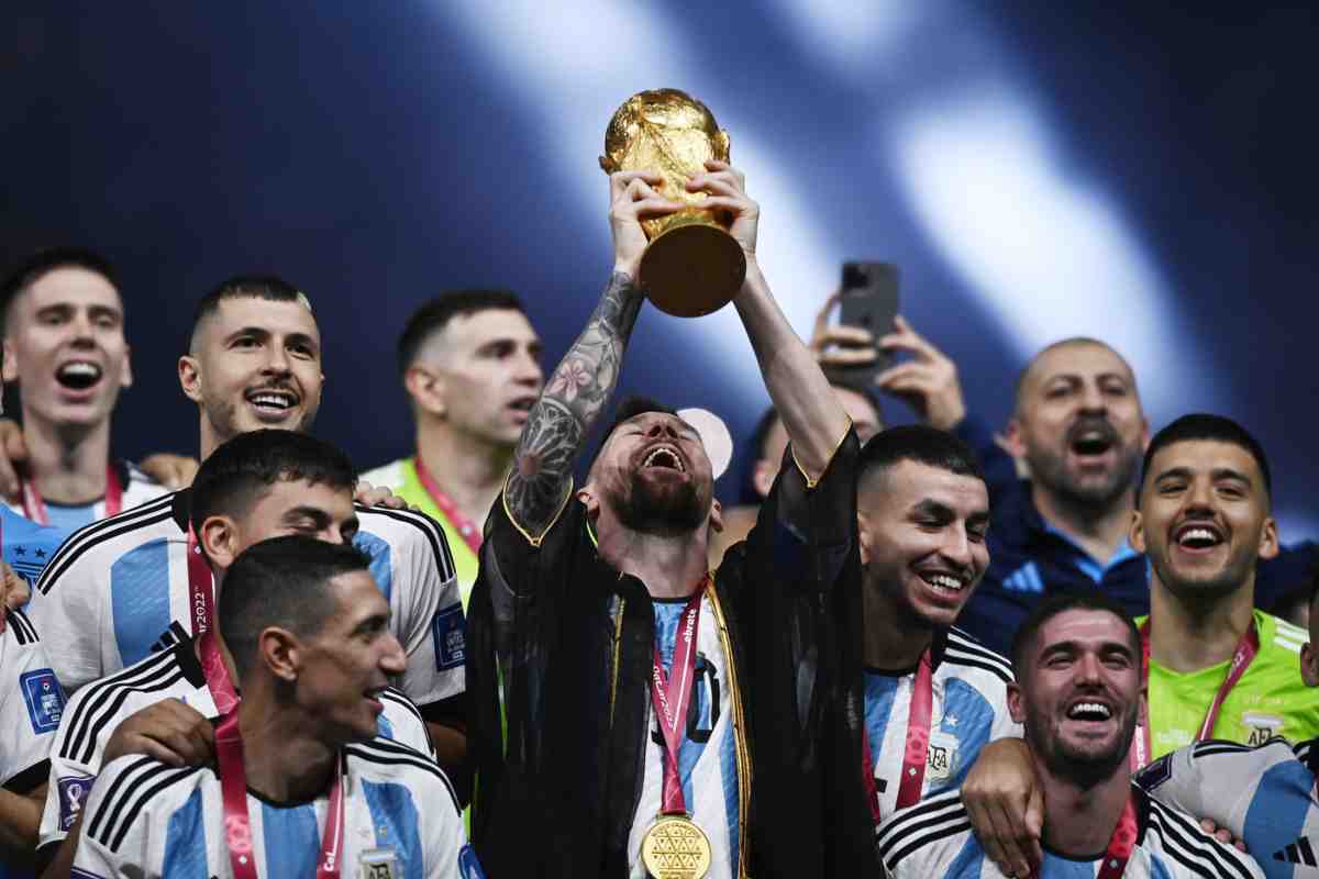 Messi cuore d'oro: regali ai compagni dell'Argentina per 200mila euro