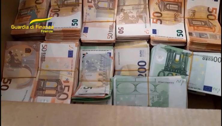 Scommesse, vincono 100 euro ma scattano le manette: tre arresti a Napoli