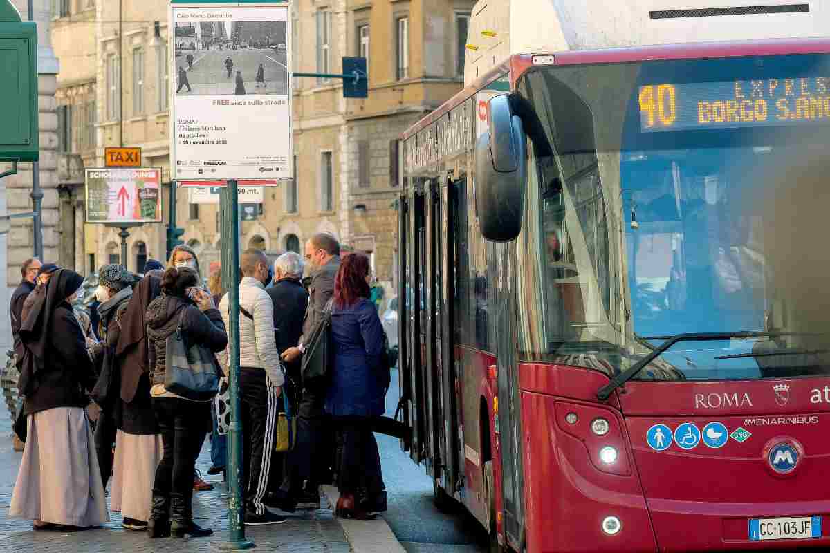 Gratta e Vinci prima, cornetto poi: a Roma gli autisti dei bus ne fanno di tutti i colori