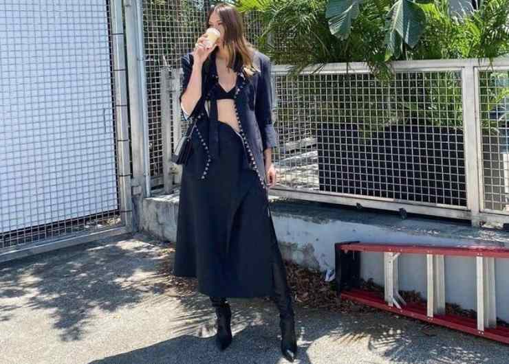 Inarrestabile Maria Sharapova: reggiseno e stivali per un look rock'n'roll