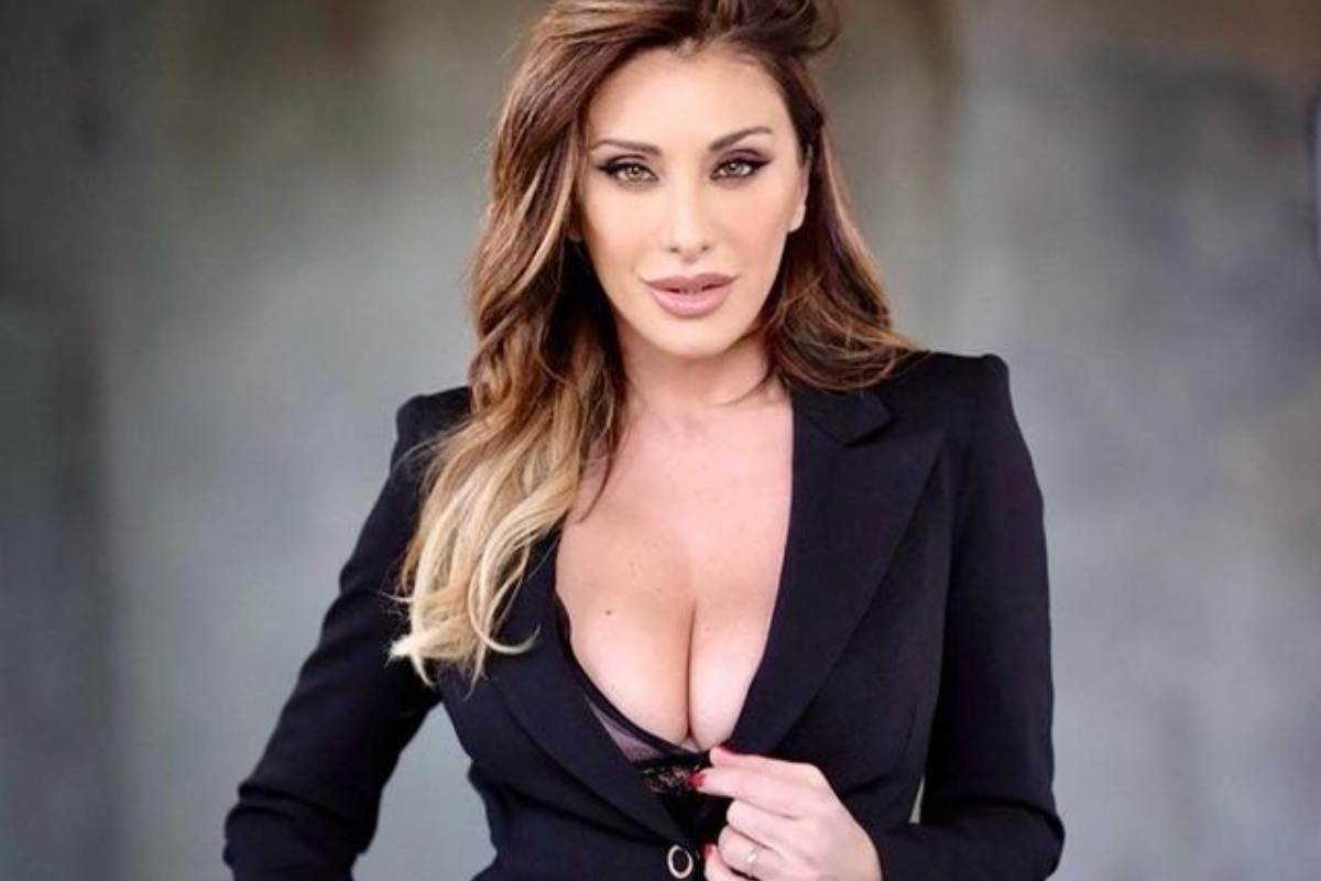 Sabrina Salerno tra spiagge selvagge e bikini sfrontati: social in tilt