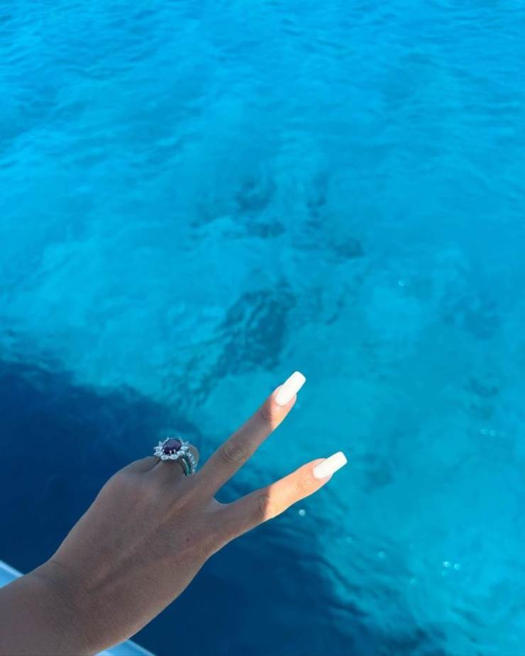 Georgina Rodriguez, tuffo pericoloso in bikini: l'anello vale una fortuna