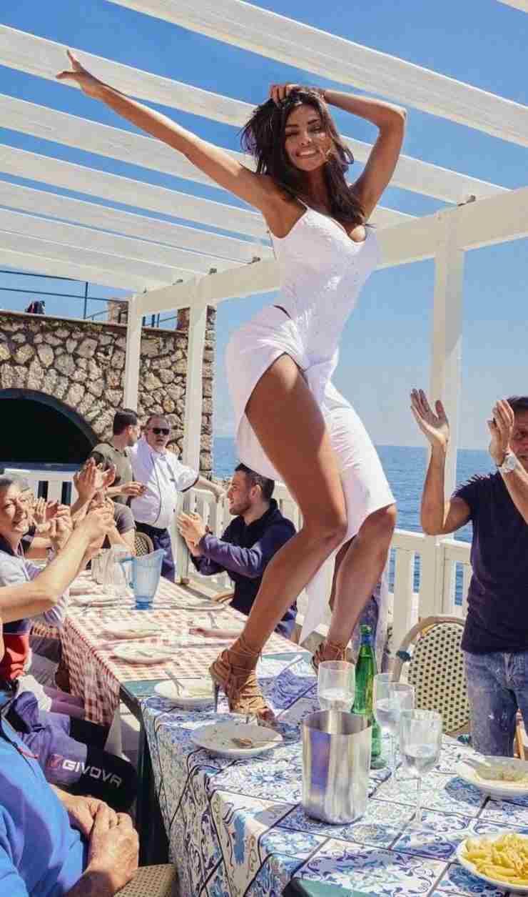 Tennis, il ballo in bianco fa sognare i fan: una foto micidiale