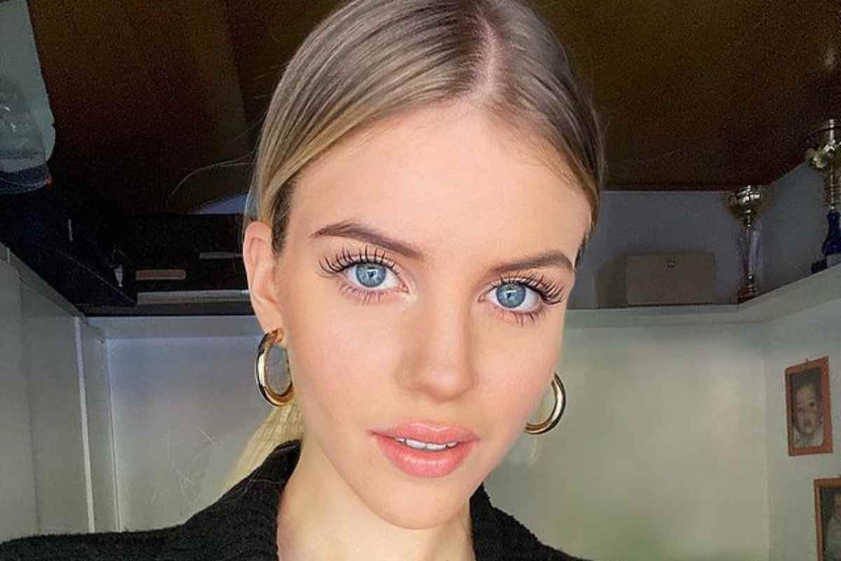 Sara Croce è una calamita: il dettaglio non passa inosservato