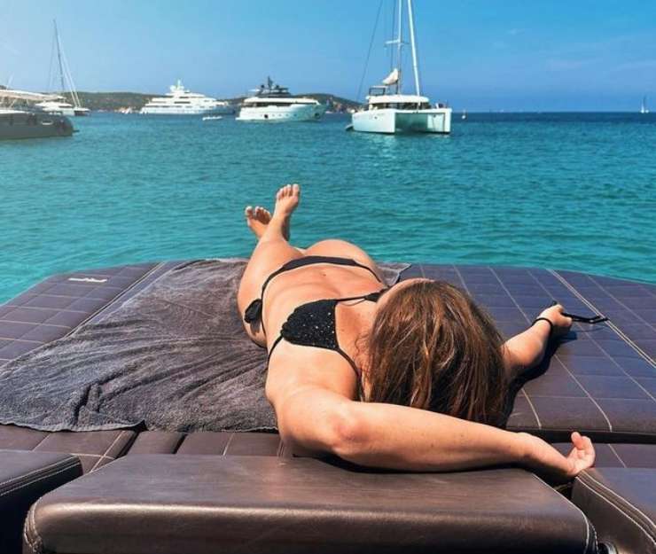 Sofia Goggia, curve a tutto schermo: che vista tra mare e bikini