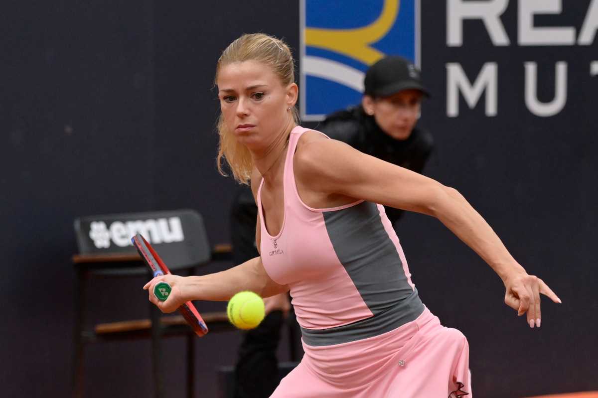 Camila Giorgi in bikini total white: Instagram rosso fuoco