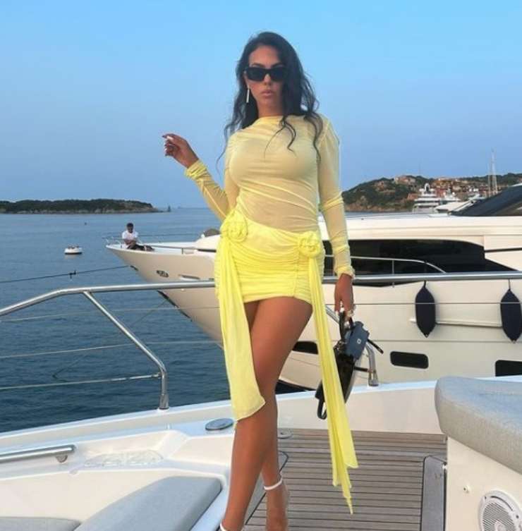 Georgina Rodriguez, cambio look: in giallo infiamma Instagram