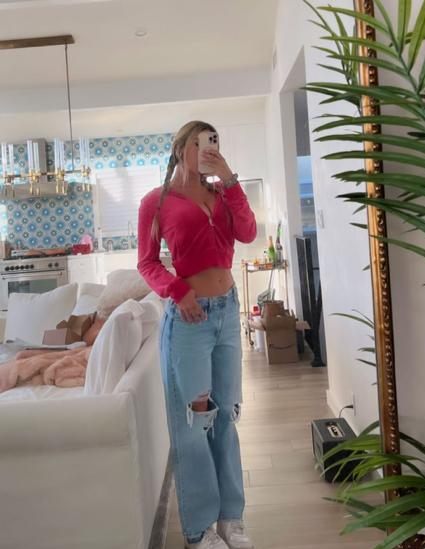 Kayla Simmons, in rosa è tutta un'altra cosa: provocante selfie allo specchio
