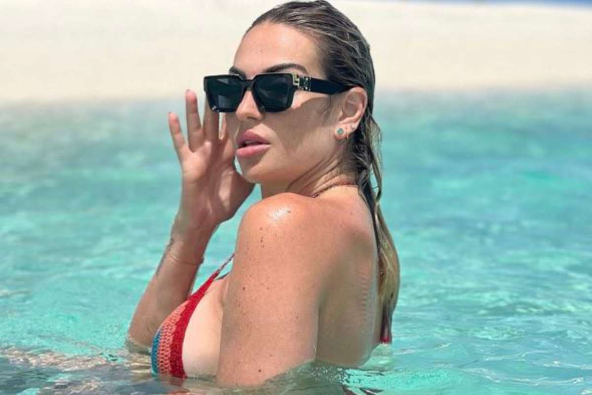Veronica Angeloni, caldo asfissiante: così scollata fa sudare Instagram