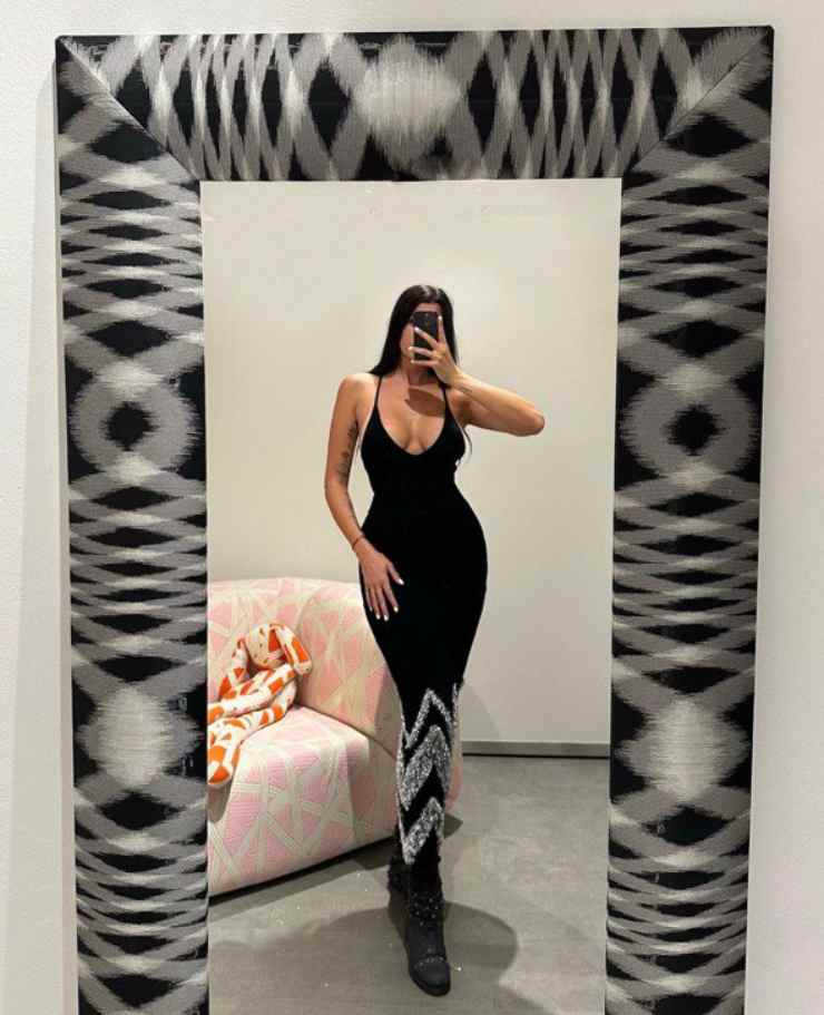 Valentina Vignali, selfie allo specchio: in nero è incredibile