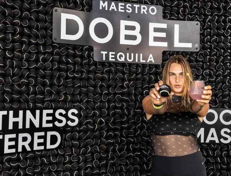 Tennis, tequila e trasparenze: curve e foto ubriacano i fan