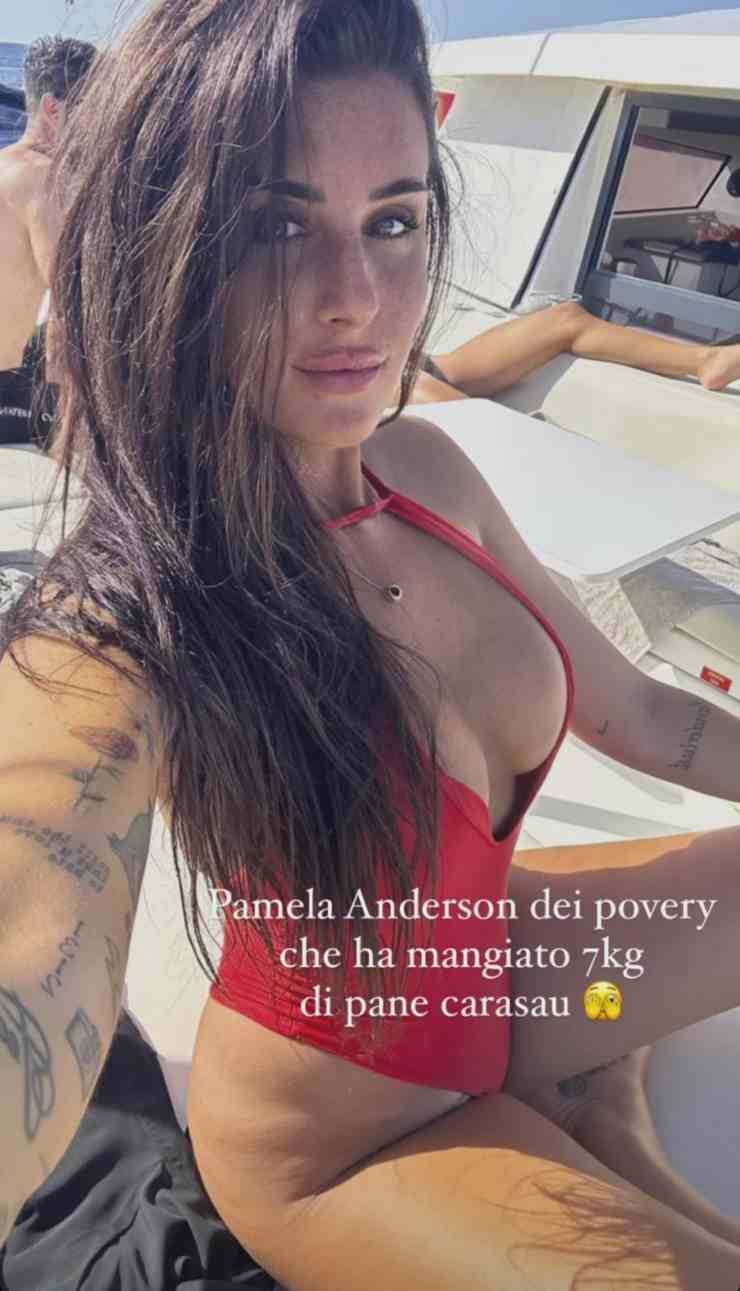 Valentina Vignali come Pamela Anderson: lato B esplosivo