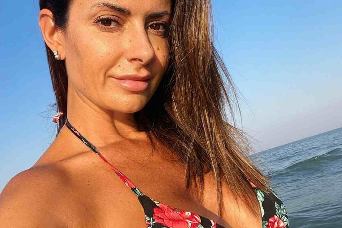Monica Bertini, bikini già dimenticato: l'abito scollato fa strage di cuori