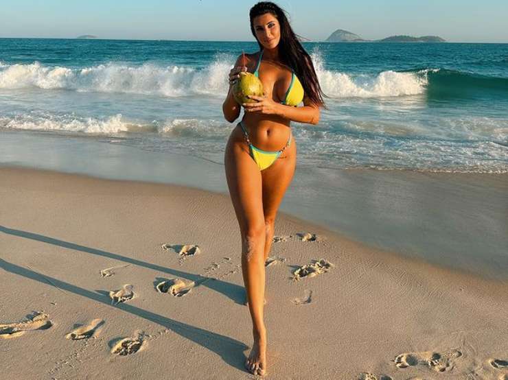 Valentina Vignali, l'oceano non regge il confronto: in bikini è pazzesca