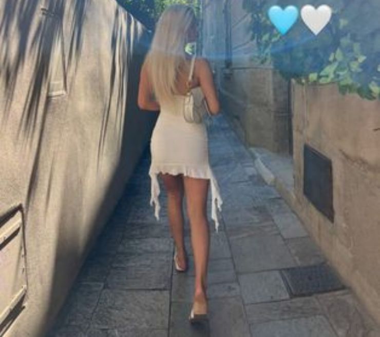 Tennis, l'abito bianco fa volare la fantasia: lato B a tutto screen