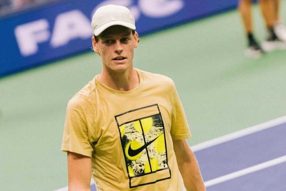 Sinner dribbla e poi sbotta: "Non ho voglia di parlarne" | Una ferita ancora aperta