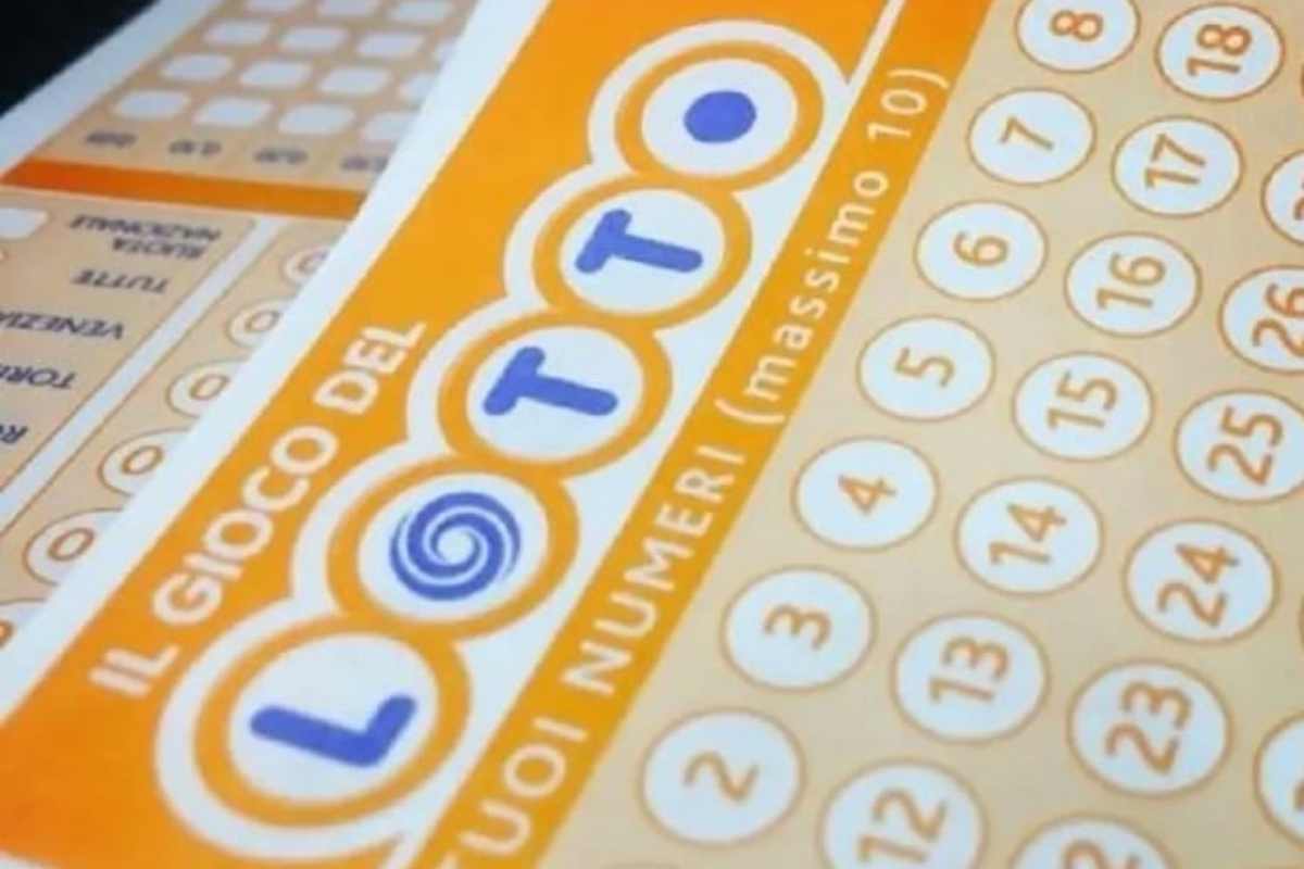 Lotto, caccia al biglietto d'oro: ha vinto 44 milioni ma non lo sa