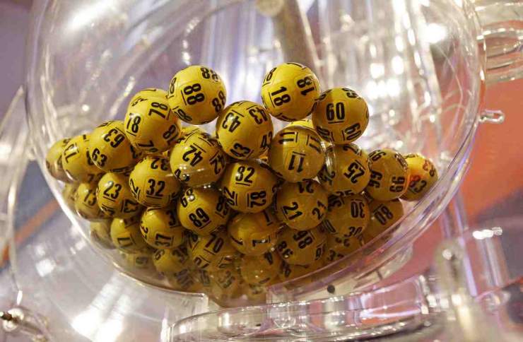 Lotto, caccia al biglietto d'oro: ha vinto 44 milioni ma non lo sa