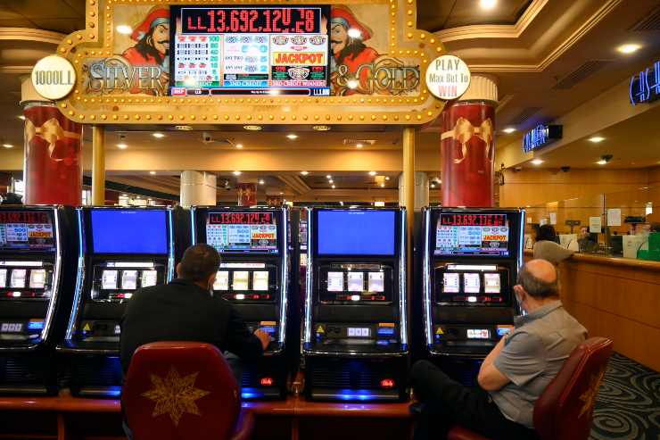 Slot, sbanca il jackpot senza saperlo: caccia al vincitore