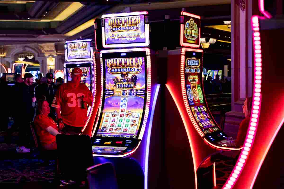 Slot, sbanca il jackpot senza saperlo: caccia al vincitore