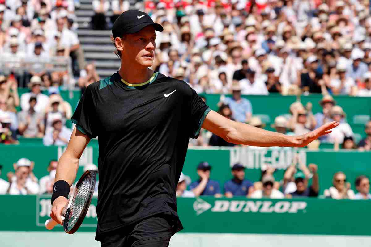 Autogol Sinner: scivolone in diretta, la foto con Anna è subito virale