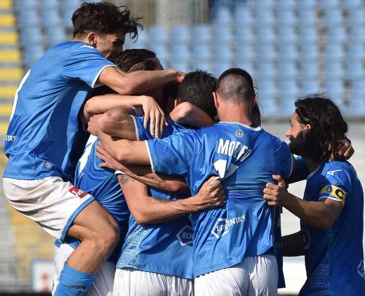 Un'esultanza dei giocatori del Novara 
