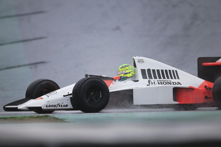 Hamilton con la macchina di Senna 