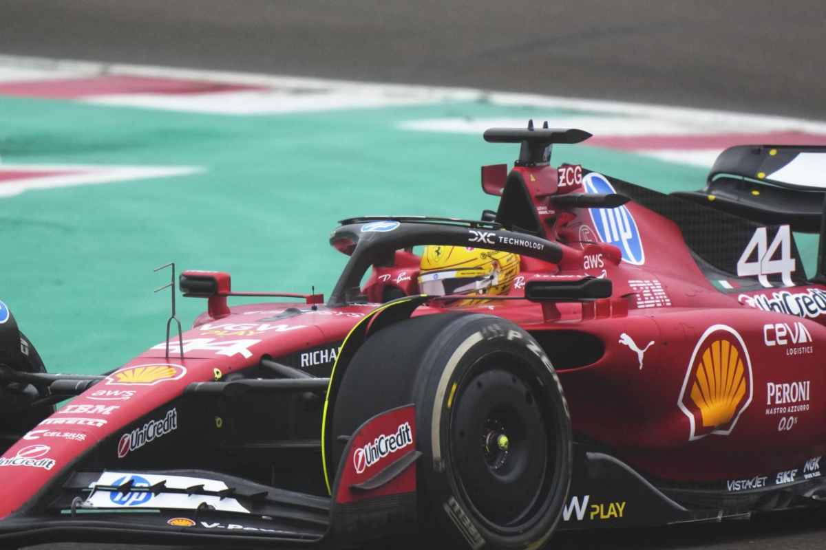 Hamilton dentro la Ferrari