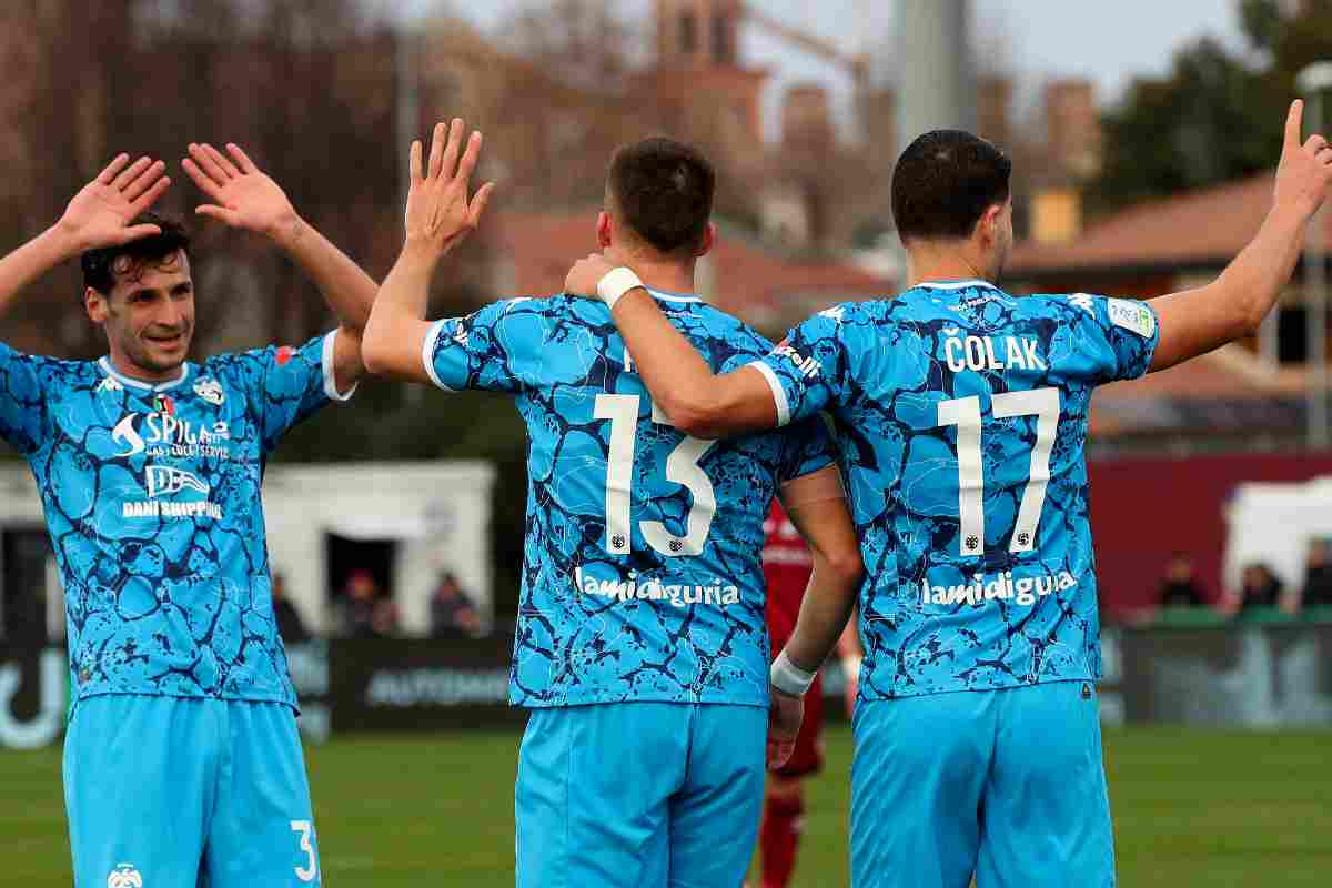 I giocatori dello Spezia festeggiano un gol