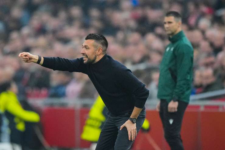 Farioli dà indicazioni a bordo campo