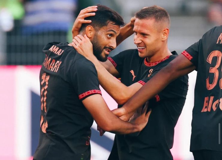 Tamari festeggiato dai compagni