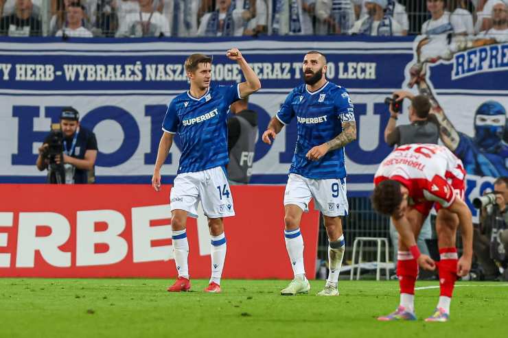 Ishak festeggiato dopo un gol