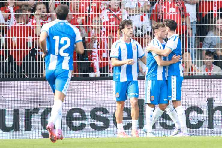 Javi Puado esulta con i compagni