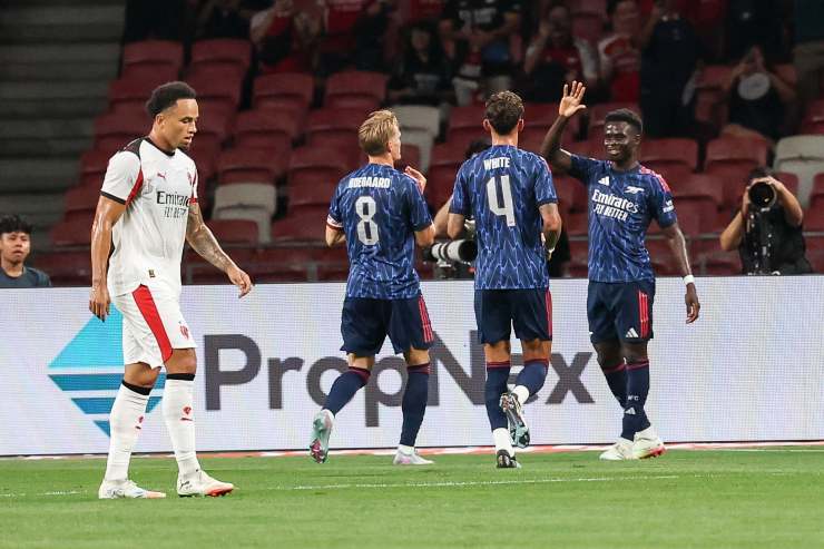 Saka festeggia con i compagni